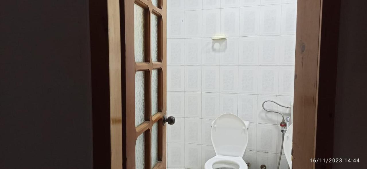 Royal Hostel Тирана Екстер'єр фото