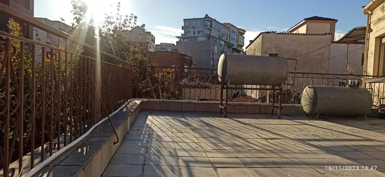 Royal Hostel Тирана Екстер'єр фото