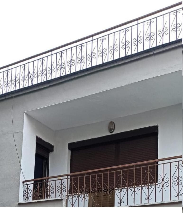 Royal Hostel Тирана Екстер'єр фото