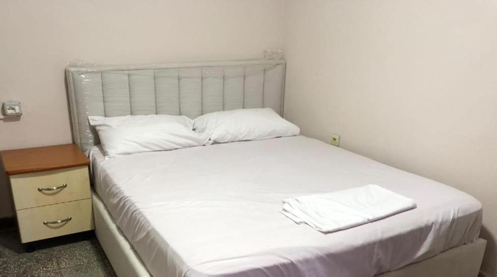 Royal Hostel Тирана Екстер'єр фото