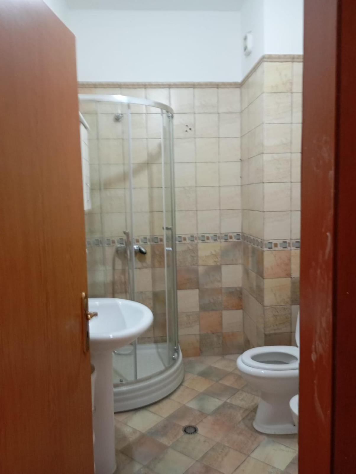 Royal Hostel Тирана Екстер'єр фото