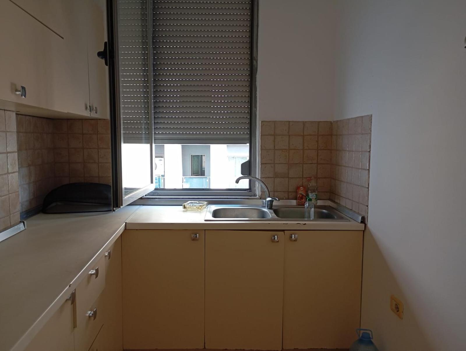 Royal Hostel Тирана Екстер'єр фото