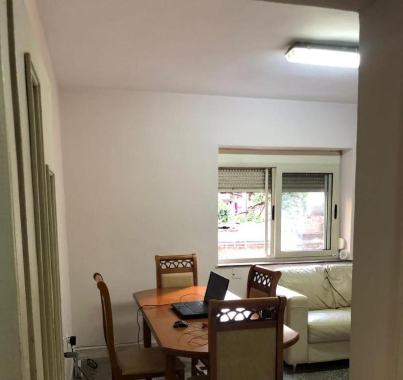 Royal Hostel Тирана Екстер'єр фото